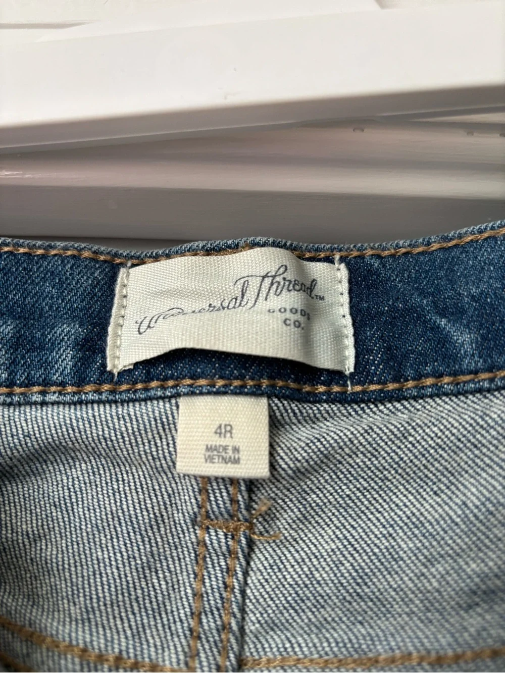 Universal Thread Straight-Leg Jeans in Medium Blue Wash - Picture 3 of 5